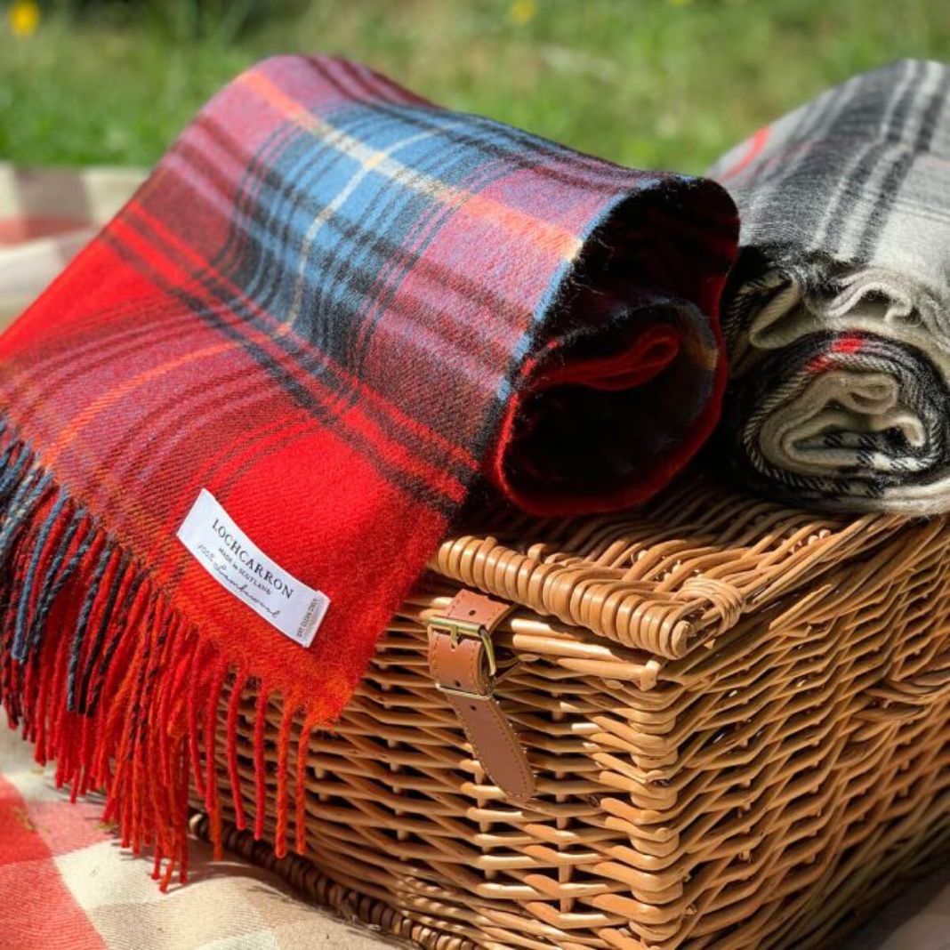Lochcarron | Tartan Lambswool Blanket - Lochcarron Ruby
